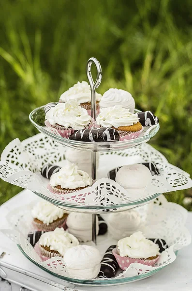 Galletas en soporte de pastel —  Fotos de Stock