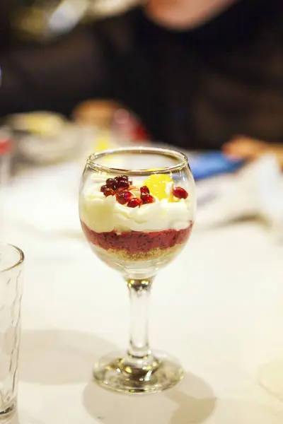 Десерт з вершками та гранатом у склянці — стокове фото