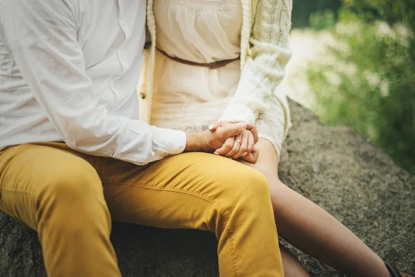 Pareja amorosa cogida de la mano en el bosque — Foto de Stock