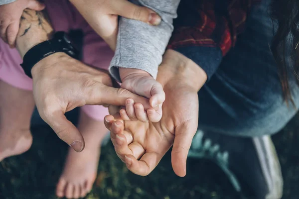 Niño Está Sosteniendo Dedo Del Padre Con Mano Mamá Con — Foto de Stock