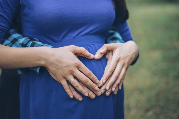 Para w ciąży brzuch gospodarstwa z serca 3 — Zdjęcie stockowe