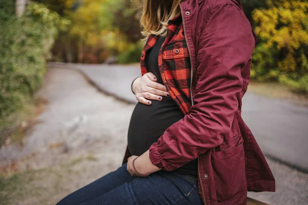 Kobiety w ciąży, trzymając jej brzuch — Zdjęcie stockowe