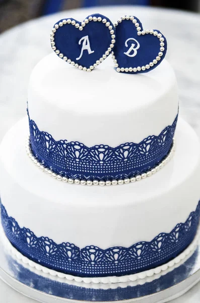 Blauw witte bruidstaart met harten met letters — Stockfoto