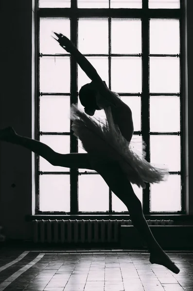 Schwarz Weiß Foto Einer Ballerina Die Fensternähe Springt — Stockfoto
