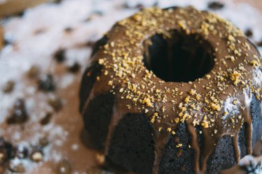 siyah kek üzerine fındık un tatlı ve şeker içeren tablo