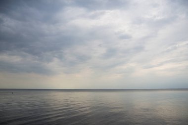 deniz ve gökyüzü mavi bulutlar ile sakin