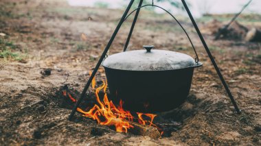 Camfire Nehri yakınında ormanda pişirme