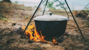 Camfire Nehri yakınında ormanda pişirme