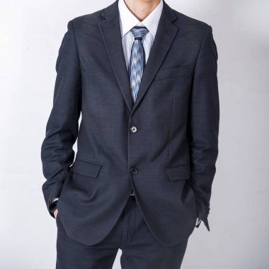 adam siyah ceket ve pantolon kravat ve pantolon elinde ile