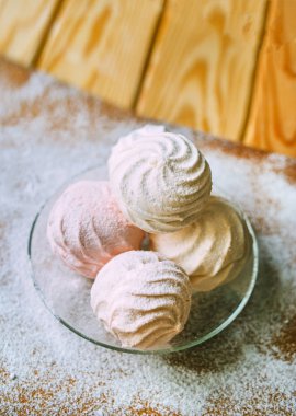 ahşap masa 1 üzerinde cam tabakta marshmallow