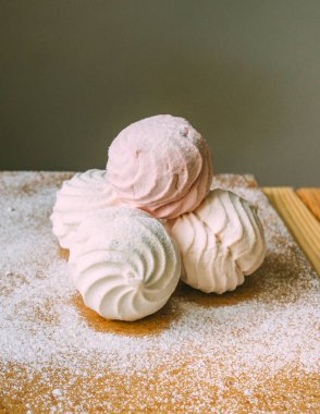 Marshmallow dikey ahşap tablo