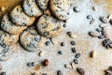 çikolata ve fındık ile ahşap arka plan ile tatlılar