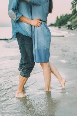 kaç sarılma ve sahil bulutlu gün mavi elbisede yakın kalmak