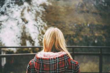 sarışın kız kırmızı paltolu tepeye arıyorsunuz