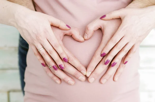 Piękna Kobieta Ciąży Brzuchem Różowej Sukience Sercu Ręce — Zdjęcie stockowe