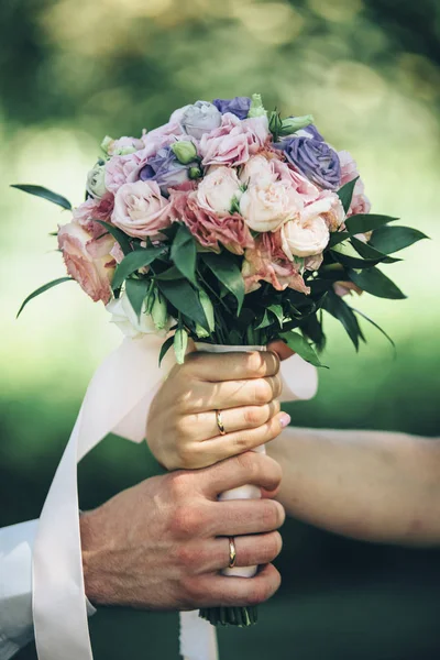 Νύφη Και Γαμπρός Παίρνουν Ροζ Και Μπεζ Βιολετί Λιλά Λουλούδια — Φωτογραφία Αρχείου