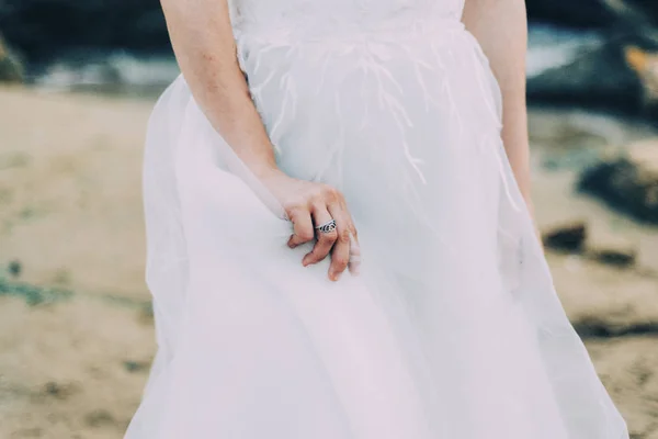 Bruid Witte Trouwjurk Met Ring Aan Vinger Aan Kust — Stockfoto