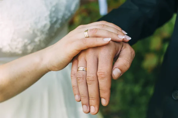 Bräutigam Hände Mit Goldenen Ringen Wald Horizontal — Stockfoto