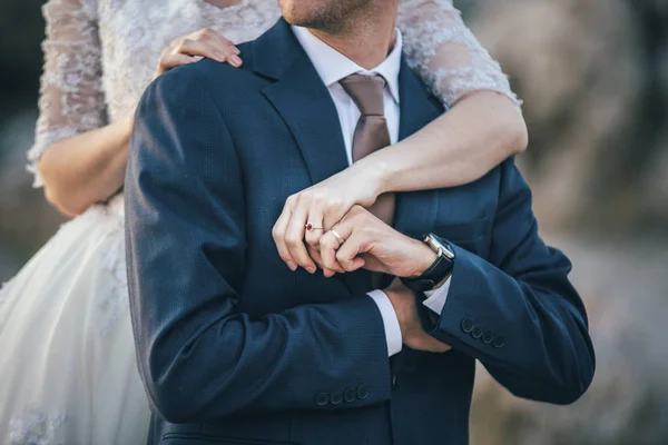 Bruden Vit Brudklänning Kramar Brudgummen Handen Med Ring — Stockfoto
