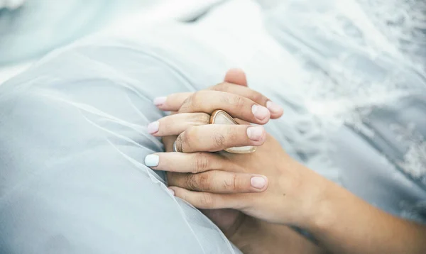 Sposo Che Tiene Mano Insieme Con Anelli Abito Sposa — Foto Stock