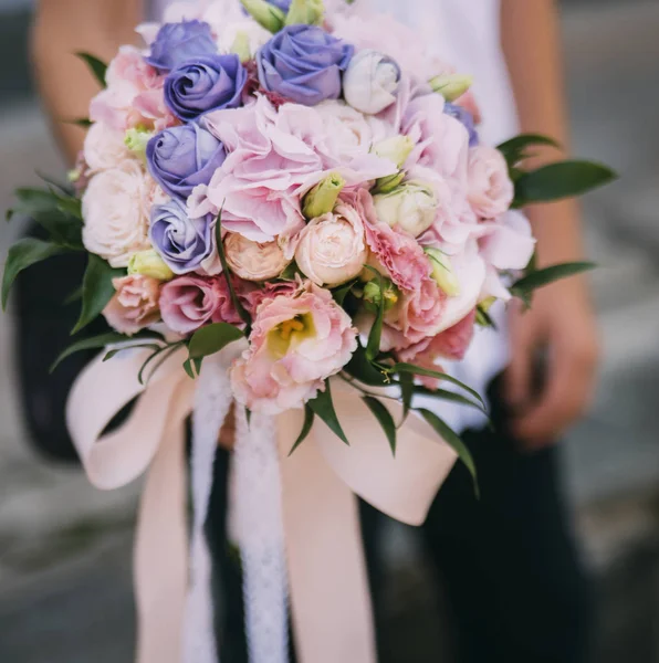 Esküvői Lila Rózsaszín Rózsa Bézs Sárga Lila Virágok Kezek Téren — Stock Fotó