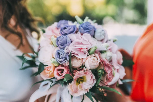 Νυμφίος Λαμβάνοντας Μπεζ Ροζ Μπλε Βιολετί Λιλά Λουλούδια Γάμου Στο — Φωτογραφία Αρχείου
