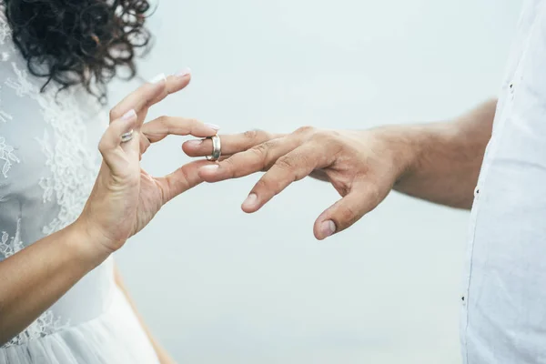 Novio Con Anillos Las Manos Orilla Del Mar Pelo Rizado — Foto de Stock