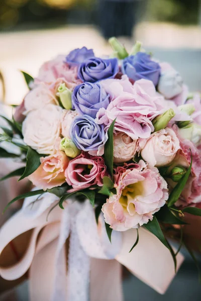 Oblubieniec Biorąc Ślub Fioletowy Liliowy Różowe Kwiaty Beżowy Rękach — Zdjęcie stockowe