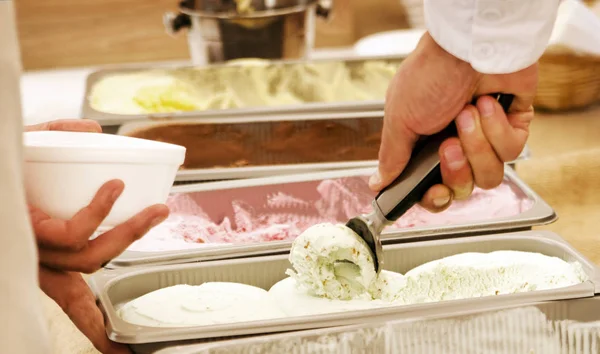 Кейтеринг мороженого вручную и ложкой — стоковое фото
