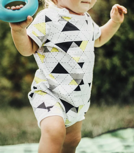 Criança Está Correndo Floresta Com Brinquedo — Fotografia de Stock