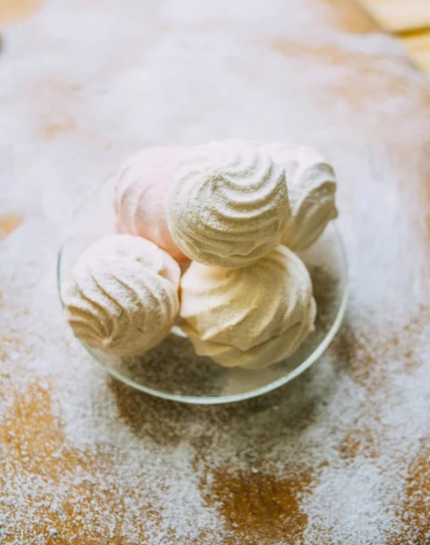 Marshmallows on the glass plate on the wooden table 2 — Stock Photo, Image