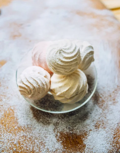 Marshmallows on the glass plate on the wooden table 3 — Stock Photo, Image