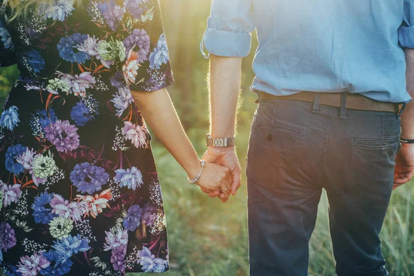 Par Som Håller Händerna Solsken Violetta Blommorna Den Klänning Armbandsuret — Stockfoto