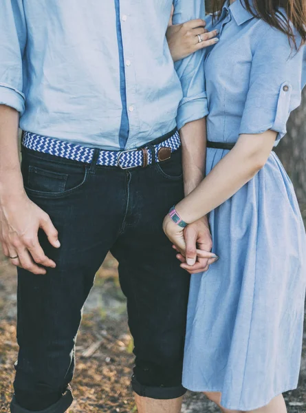 Paar Umarmt Und Hält Händchen Blauen Wald — Stockfoto