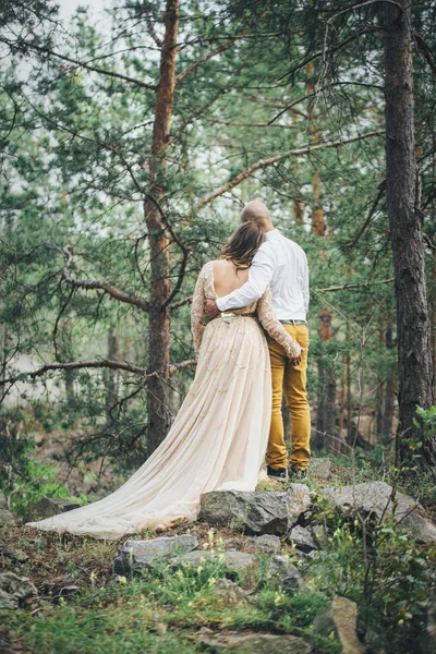 Casal Está Abraçando Uns Aos Outros Olhando Para Natureza Bege — Fotografia de Stock