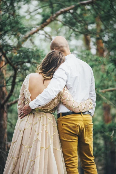 Paar Knuffelen Elkaar Natuur Beige Mooie Jurk Wit Shirt Gele — Stockfoto