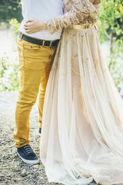 Paar Umarmt Sich Wald Gelbe Jeanshose Beige Und Goldenes Kleid — Stockfoto