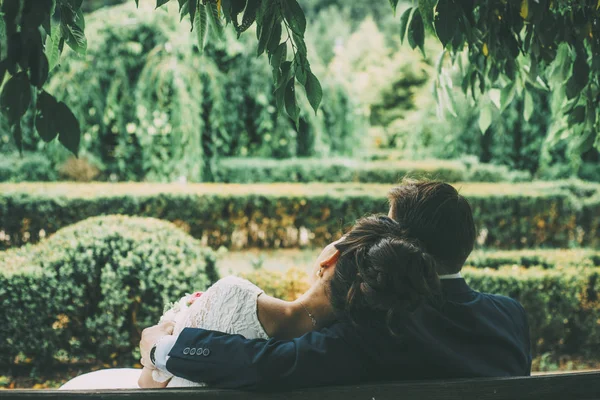 Casal Está Sentado Banco Abraçando Parque Verde — Fotografia de Stock