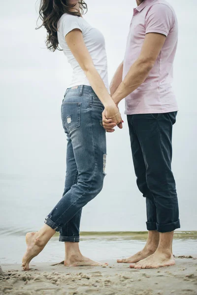 Pareja Jeans Camisa Blanca Rosa Quedan Playa Sosteniendo Sus Manos —  Fotos de Stock