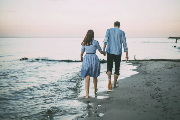 Casal Está Andando Sobre Litoral Segurando Mãos Água Areia Azul — Fotografia de Stock