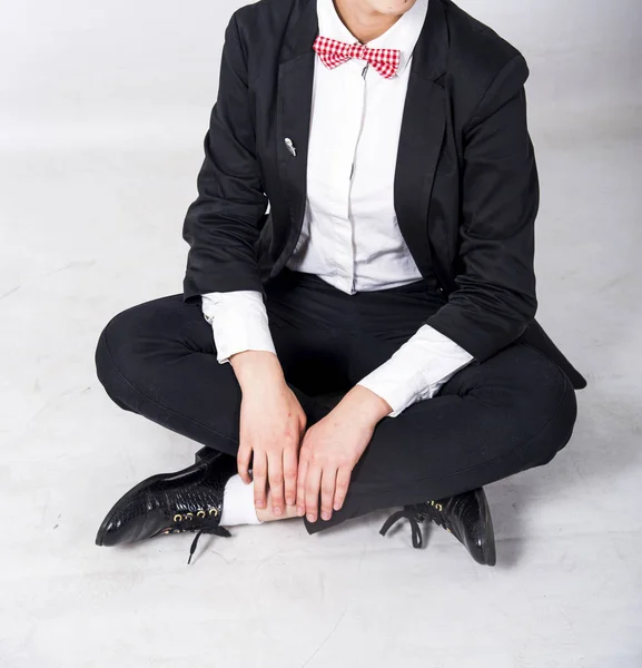Meisje Zittend Vloer Zwarte Jas Wit Overhemd Rood Witte Stropdas — Stockfoto