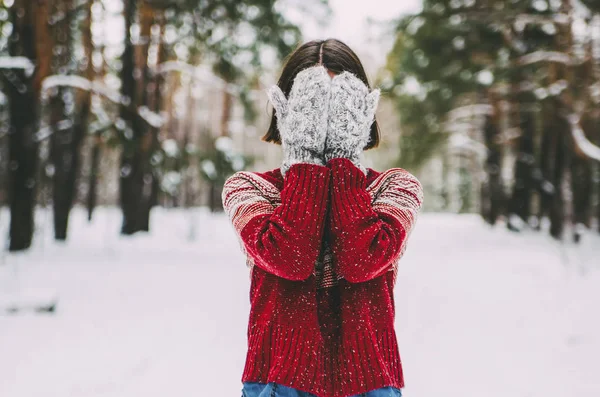 Menina Camisola Vermelha Jeans Floresta Inverno Com Luvas — Fotografia de Stock