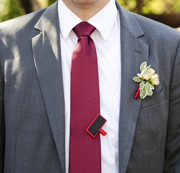 Ženich v bundě s boutonniere — Stock fotografie