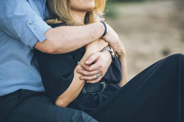Liebendes Paar umarmt sich — Stockfoto