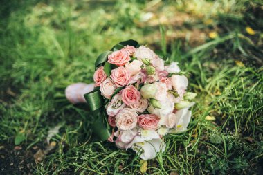 Buket düğün çim üzerinde yalan