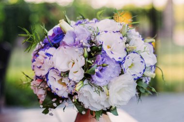 bir yandan güneşli bir günde buket düğün