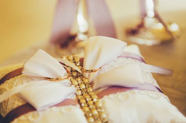 Beyaz ve mor yastık yüzük için 