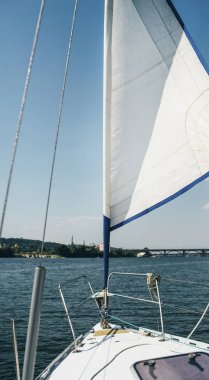 yat yelken şehrin binaları ile ile Nehri üzerinde beyaz ve mavi gökyüzü köprü