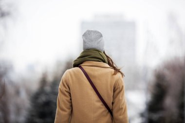 eşarp ve bir çanta şapka bej bir palto şık kız