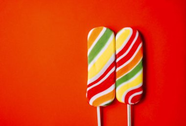 kırmızı zemin üzerine iki kare lolipop